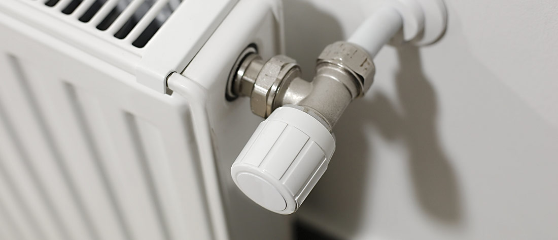 Close-up van een radiatorkraan met thermostaatknop